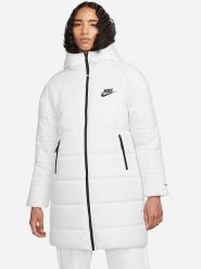 Nike Płaszcz zimowy w kolorze białym rozmiar: L. Białe płaszcze damskie Nike, na zimę, l, bez wzorów, z puchu, bez kaptura. Za 390.92 zł.