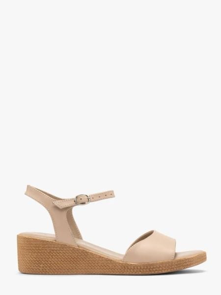 Beżowe sandały na niskiej platformie. Brązowe sandały damskie Ryłko, bez wzorów, ze skóry, bez obcasa, na platformie, bez zapięcia. Za 349.99 zł.