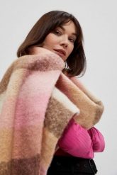 Gruby szal z frędzlami. Szaliki damskie MOODO, bez wzorów, z poliesteru. W wyprzedaży za 31.99 zł.