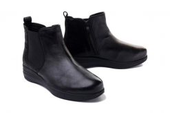 CAPRICE 25454-29 black soft, botki damskie. Czarne botki damskie Caprice, na zimę, z gumy, bez obcasa, na koturnie, bez zapięcia. Za 399.90 zł.