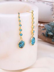 L'Atelier de Gaia Pozłacane kolczyki z turkusami rozmiar: onesize. Żółte kolczyki damskie L'Atelier de Gaia, z turkusem, pozłacane. Za 87.61 zł.