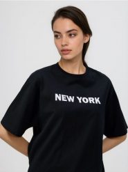T-shirt z nadrukiem - czarny. Czarne kurtki sportowe damskie Reserved, l, bez wzorów, z bawełny, bez kaptura. W wyprzedaży za 19.99 zł.