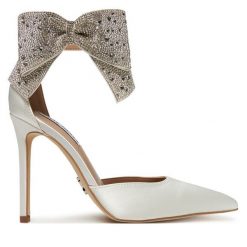 Szpilki Steve Madden. Białe szpilki damskie Steve Madden, bez wzorów, bez obcasa, na szpilce, bez zapięcia. Za 439.99 zł.