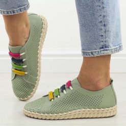 Zielone skórzane ażurowe półbuty damskie T.Sokolski W26-03. Zielone półbuty damskie Sokolski, na lato, w ażurowe wzory, z jeansu, z okrągłym noskiem, bez obcasa, bez zapięcia. Za 269.00 zł.