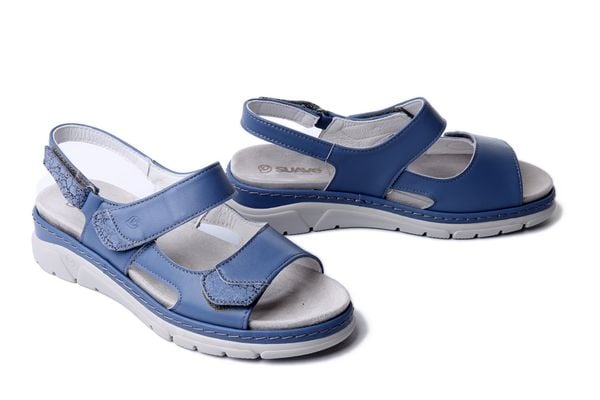 Suave 710134-51 mittelblau, sandały damskie. Niebieskie sandały damskie Suave, bez wzorów, ze skóry, bez obcasa, na koturnie, bez zapięcia. Za 251.18 zł.