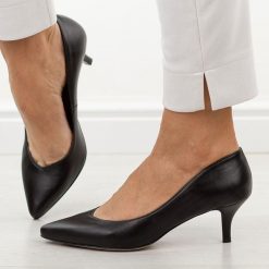 Czarne lico skórzane Polskie niskie szpilki damskie Prestige 2105/szpX. Czarne szpilki damskie Prestige, bez wzorów, ze skóry, bez obcasa, na słupku, bez zapięcia. Za 399.00 zł.