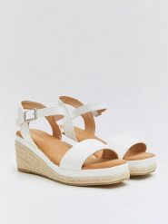 Belucci Sandały w kolorze białym na koturnie rozmiar: 39. Białe sandały damskie Belucci, bez wzorów, z otwartym noskiem, bez obcasa, na koturnie, bez zapięcia. Za 145.95 zł.