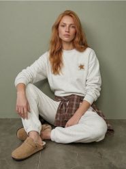 Spodnie jogger z domieszką bawełny - szary. Szare spodnie sportowe damskie Sinsay, l, bez wzorów, z bawełny. Za 39.99 zł.