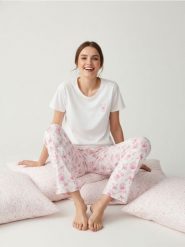 Dwuczęściowa piżama z motywem kokardek i kieliszków - biały. Białe piżamy damskie Sinsay, bez wzorów, bez ramiączek. Za 49.99 zł.