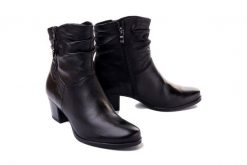 CAPRICE 25347-29 black soft, botki damskie. Czarne botki damskie Caprice, na zimę, z polaru, bez obcasa, na obcasie, bez zapięcia. Za 449.90 zł.
