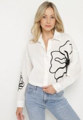 Biała Bawełniana Koszula z Kwiatowymi Aplikacjami Talreina. Białe koszule damskie Born2be, s, z aplikacjami, z bawełny, eleganckie, bez kołnierzyka, bez ramiączek. Za 84.99 zł.