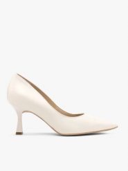 Kremowe ślubne czółenka z obcasem flare. Brązowe czółenka damskie Ryłko, bez wzorów, z gumy, bez obcasa, na obcasie. Za 379.99 zł.