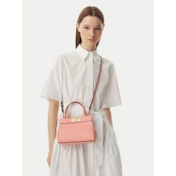 Torebka Tommy Hilfiger. Czerwone torebki klasyczne damskie Tommy Hilfiger, bez dodatków. Za 569.99 zł.
