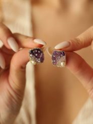 Pierres delicates Pozłacane kolczyki-wkrętki z perłami i kamieniami szlachetnymi rozmiar: onesize. Białe kolczyki damskie Pierres delicates, z ametystem, pozłacane. Za 52.99 zł.