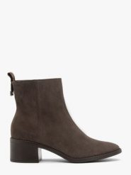 Brązowe ocieplane botki ze skóry welurowej. Brązowe botki damskie Ryłko, na jesień, z materiału, eleganckie, bez obcasa, na obcasie, bez zapięcia. Za 429.99 zł.