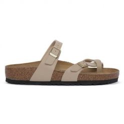 Klapki damskie Birkenstock Mayari. Brązowe klapki damskie Birkenstock, bez wzorów, z materiału, bez obcasa, bez zapięcia. Za 635.00 zł.