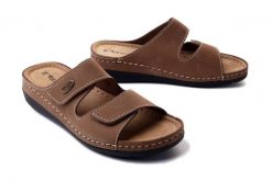 TAMARIS 27510-41 341 taupe, klapki profilaktyczne damskie. Brązowe klapki damskie Tamaris, bez wzorów, ze skóry, bez obcasa, na koturnie, bez zapięcia. Za 179.90 zł.