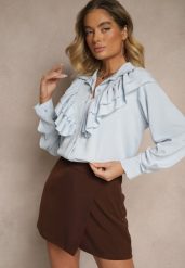 Jasnoniebieska Koszula Ozdobiona Falbaną Kornella. Niebieskie koszule damskie Renee, bez wzorów, z jeansu, eleganckie, bez kołnierzyka, bez ramiączek. Za 69.99 zł.