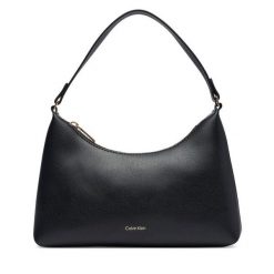 Torebka Calvin Klein. Czarne torebki klasyczne damskie Calvin Klein, bez dodatków. Za 369.99 zł.