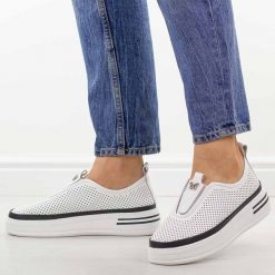 Białe ażurowane skórzane półbuty damskie T.Sokolski w26-674. Białe półbuty damskie Sokolski, na jesień, z aplikacjami, z gumy, z okrągłym noskiem, bez obcasa, bez zapięcia. Za 219.00 zł.