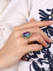 L'Atelier de Gaia Pozłacany pierścionek z kwarcem rozmiar: onesize. Niebieskie pierścionki damskie L'Atelier de Gaia, z kwarcem, pozłacane. Za 30.99 zł.