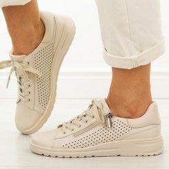 Beżowe skórzane półbuty damskie Cambell 19403. Brązowe półbuty damskie Cambell, na jesień, w ażurowe wzory, z jeansu, bez obcasa, na płaskiej podeszwie, bez zapięcia. Za 239.00 zł.