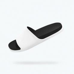 Klapki NATIVE SPENCER LX. Białe klapki damskie Native Shoes, bez wzorów, bez obcasa, bez zapięcia. Za 139.99 zł.