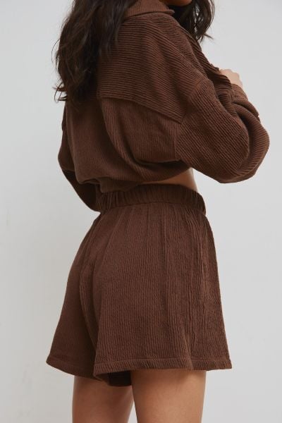 Szorty z plisowanej BAWEŁNY w kolorze BROWN -SHELLY. Brązowe szorty damskie Marsala, bez wzorów, z bawełny. Za 229.90 zł.