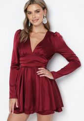 Bordowa Satynowa Sukienka Mini z Głębokim Dekoltem i Wiązaniem z Tyłu Liadan. Czerwone sukienki damskie Born2be, bez wzorów, z satyny, eleganckie, bez ramiączek. W wyprzedaży za 84.99 zł.
