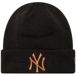 Czapka dla dorosłych League Essential New York Yankees Beanie Hat. Czarne czapki damskie New Era, bez wzorów, z materiału. Za 95.70 zł.