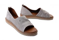 ARTIKER RELAKS 52C0812 szary, sandały damskie. Szare sandały damskie Artiker Relaks, w ażurowe wzory, ze skóry, bez obcasa, bez zapięcia. Za 181.93 zł.
