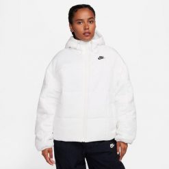 Kurtka uniwersalna damska Nike FB7672133. Białe kurtki damskie Nike, na zimę, l, bez wzorów, z materiału, z kapturem. Za 685.00 zł.