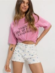 Szorty jeansowe mom high waist w kwiatki - kremowy. Białe spodenki sportowe damskie Sinsay, l, bez wzorów, z jeansu, z podwyższonym stanem. W wyprzedaży za 19.99 zł.