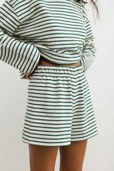 Szorty z bawełny strukturalnej w zielono beżowe paski - PENNY-L. Brązowe szorty damskie Marsala, bez wzorów, z bawełny. W wyprzedaży za 49.98 zł.