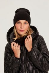 Gładka czapka czarna. Czarne czapki damskie MOODO, bez wzorów, z poliamidu. Za 39.99 zł.