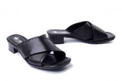 RIEKER 62690-00 black, klapki damskie. Czarne klapki damskie Rieker, bez wzorów, bez obcasa, na obcasie, bez zapięcia. Za 279.90 zł.