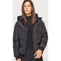 Krótka kurtka z kapturem - Czarny. Czarne kurtki damskie Cropp. W wyprzedaży za 149.99 zł.