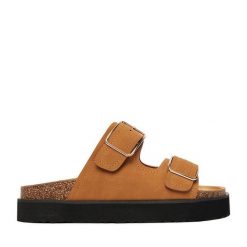 Klapki DeeZee. Brązowe klapki damskie DeeZee, bez wzorów, bez obcasa, bez zapięcia. Za 129.99 zł.