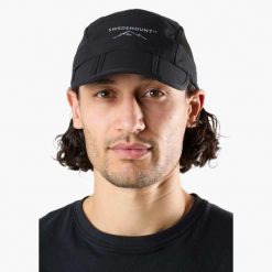 Czapka z daszkiem Wędrówki unisex Swedemount Lofoten Packable Cap szybkoschnąca. Czarne czapki z daszkiem damskie SWEDEMOUNT, bez wzorów. Za 79.99 zł.