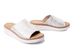 RIEKER 69288-60 beige, klapki damskie. Brązowe klapki damskie Rieker, bez wzorów, bez obcasa, bez zapięcia. Za 223.92 zł.