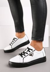 Biało-Czarne Płaskie Skórzane Sneakersy z Aplikacją Trójkąta Labriene. Białe obuwie sportowe damskie Born2be, bez zapięcia. Za 189.99 zł.