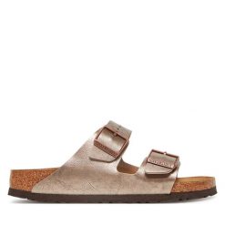 Klapki Birkenstock. Brązowe klapki damskie Birkenstock, bez wzorów, bez obcasa, bez zapięcia. Za 449.99 zł.
