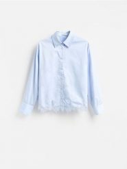 Koszula z koronką - jasnoniebieski. Niebieskie koszule damskie Reserved, l, bez wzorów, z bawełny, bez kołnierzyka, bez ramiączek. Za 139.99 zł.