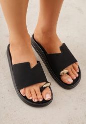 Czarne Klapki Typu Japonki z Metaliczną Ozdobą Samrina. Czarne klapki damskie Born2be, z aplikacjami, z jeansu, bez obcasa, na płaskiej podeszwie, bez zapięcia. Za 79.99 zł.