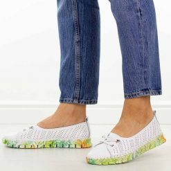 Białe ażurowe skórzane półbuty damskie S.Barski 5970. Białe półbuty damskie S.BARSKI, na jesień, w ażurowe wzory, z jeansu, z okrągłym noskiem, bez obcasa, na płaskiej podeszwie, bez zapięcia. Za 219.00 zł.