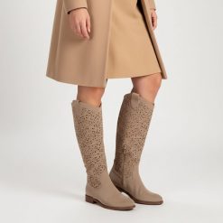 Kozaki damskie S.Barski, ażurowa cholewka do kolana zamek z boku niski obcas lekka podeszwa styl codzienny, beżowe, HY61-8023. Brązowe kozaki damskie S.BARSKI, bez obcasa, na obcasie, bez zapięcia. Za 209.00 zł.