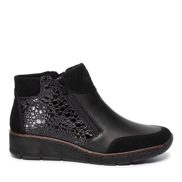 Botki Rieker. Czarne botki damskie Rieker, bez obcasa, na płaskiej podeszwie, bez zapięcia. Za 189.99 zł.