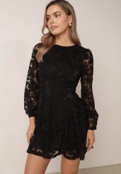 Czarna Rozkloszowana Sukienka z Transparentnej Tkaniny w Kwiatowy Wzór Metobe. Czarne sukienki damskie Born2be, bez wzorów, z tkaniny, klasyczne, bez ramiączek. Za 189.99 zł.