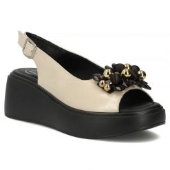 Skórzane sandały damskie na koturnie złote Filippo DS7577. Żółte sandały damskie Filippo, bez wzorów, ze skóry, bez obcasa, na koturnie, bez zapięcia. Za 189.99 zł.