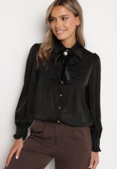 Czarna Koszula z Żabotem i Dodatkową Broszką Rinnara. Czarne koszule damskie Born2be, m, bez wzorów, z jeansu, eleganckie, bez kołnierzyka, bez ramiączek. Za 84.99 zł.